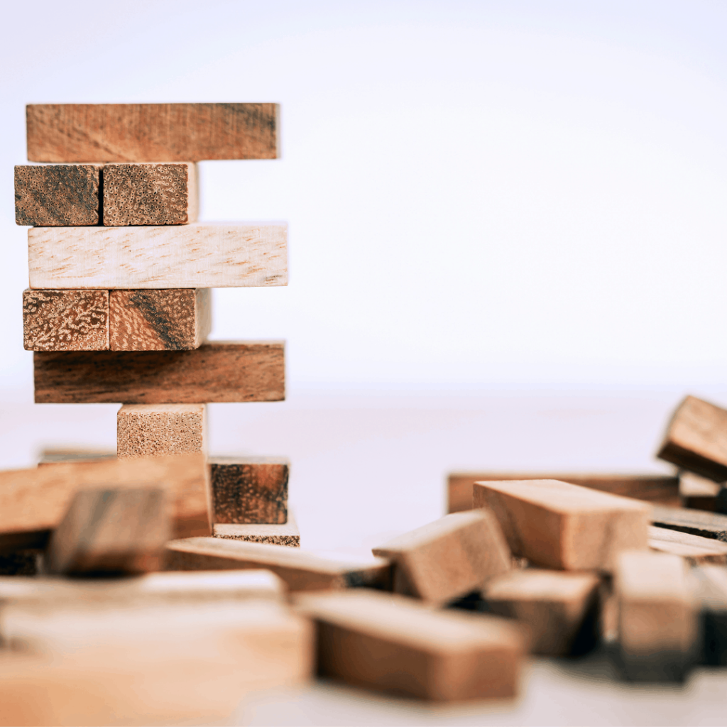 konfliktuskezelés - Fakockából épült, bizonytalan alapú torony