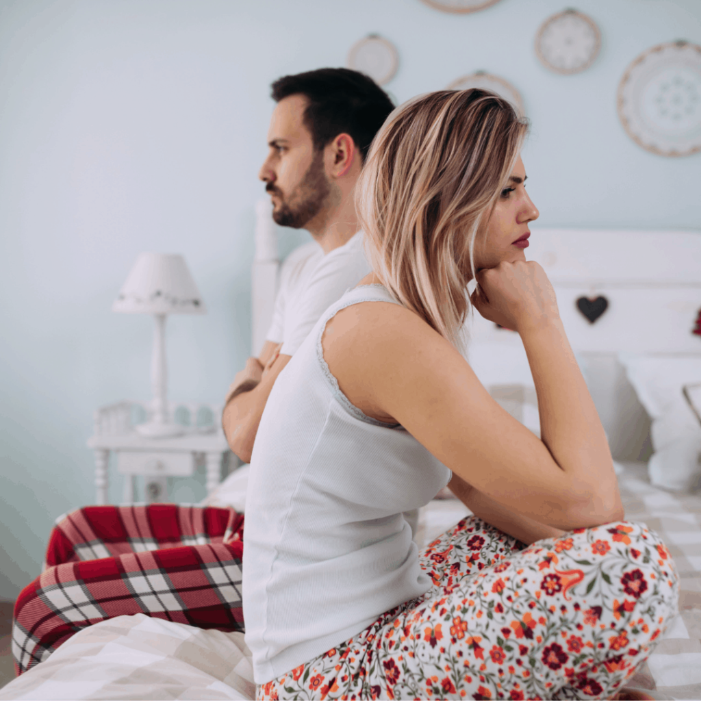 konfliktuskezelés - Mérges pár egymás mellett ül.