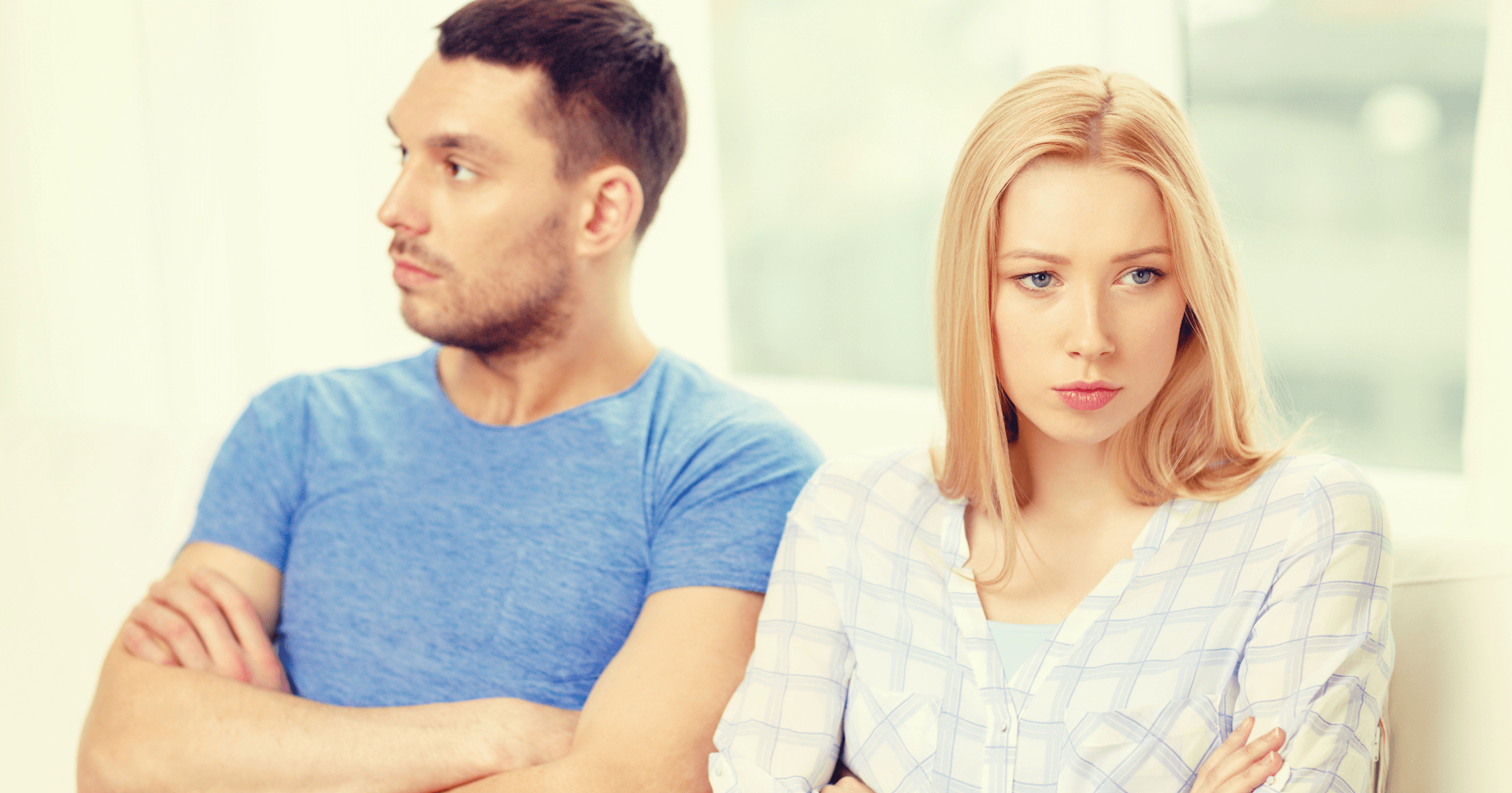 Fiatal pár mérgesen ül egymás mellett.