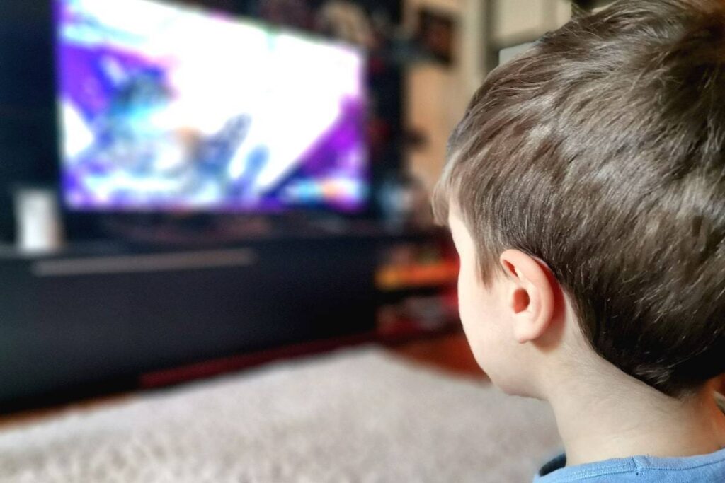 egyszerubb-gyermekkor-gyerek-a-teve-elott