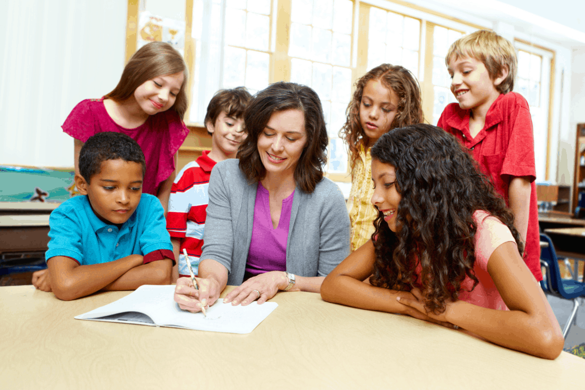 Pedagógus tanítja a gyerekeket.