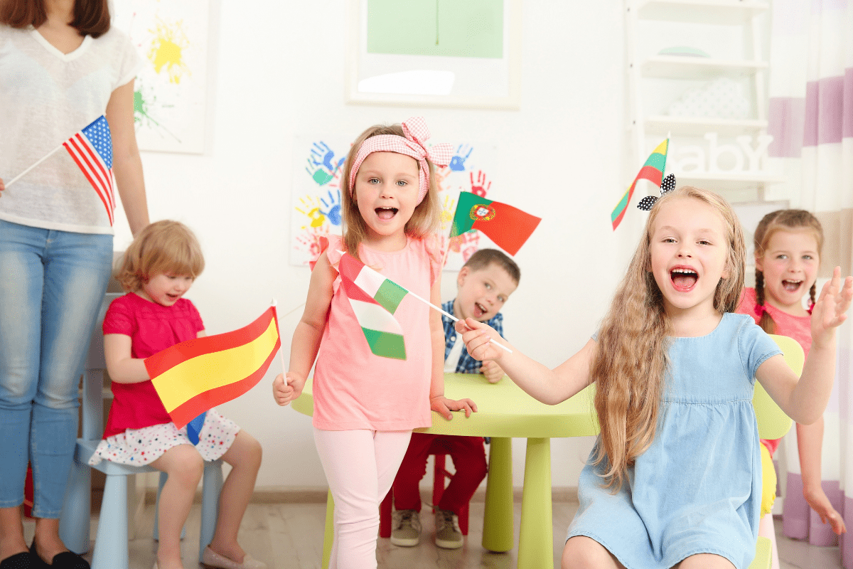 Gyermekkori idegennyelv-elsaj&aacute;t&iacute;t&aacute;s &ndash; Előny vagy h&aacute;tr&aacute;ny? [4+1 TIPP]