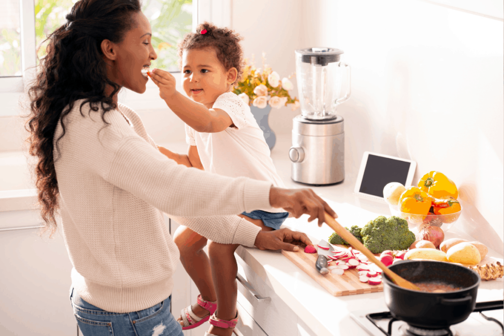 képzeletbeli barát - anyát eteti a kisgyerek