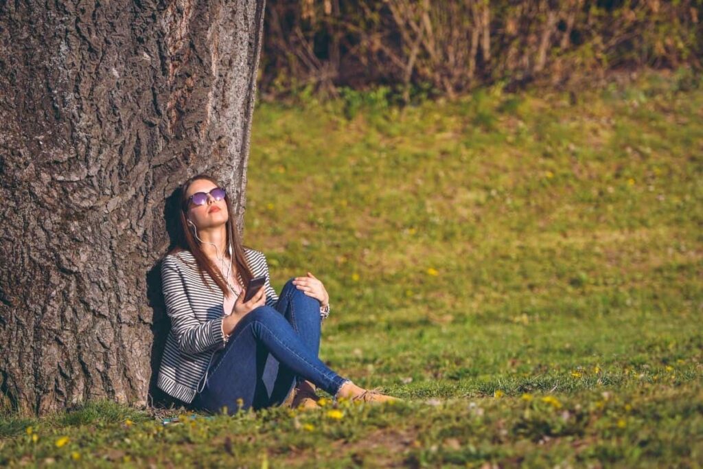 miért hallgassunk podcastokat a szabadban fűben ülve