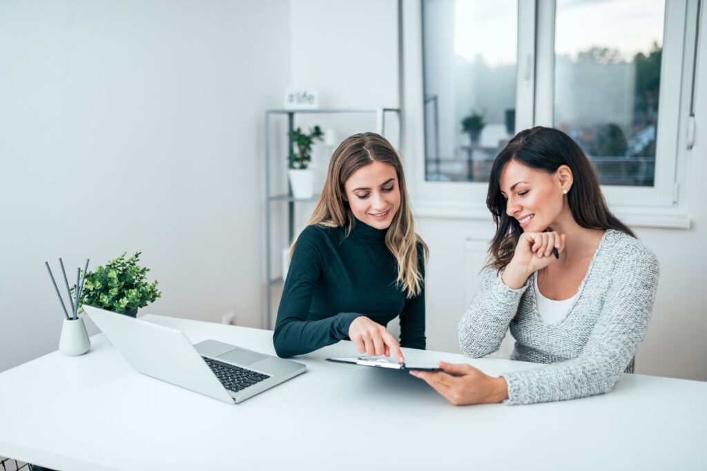 ide&aacute;lis munkat&aacute;rs - k&eacute;t nő egy&uuml;tt dolgozik