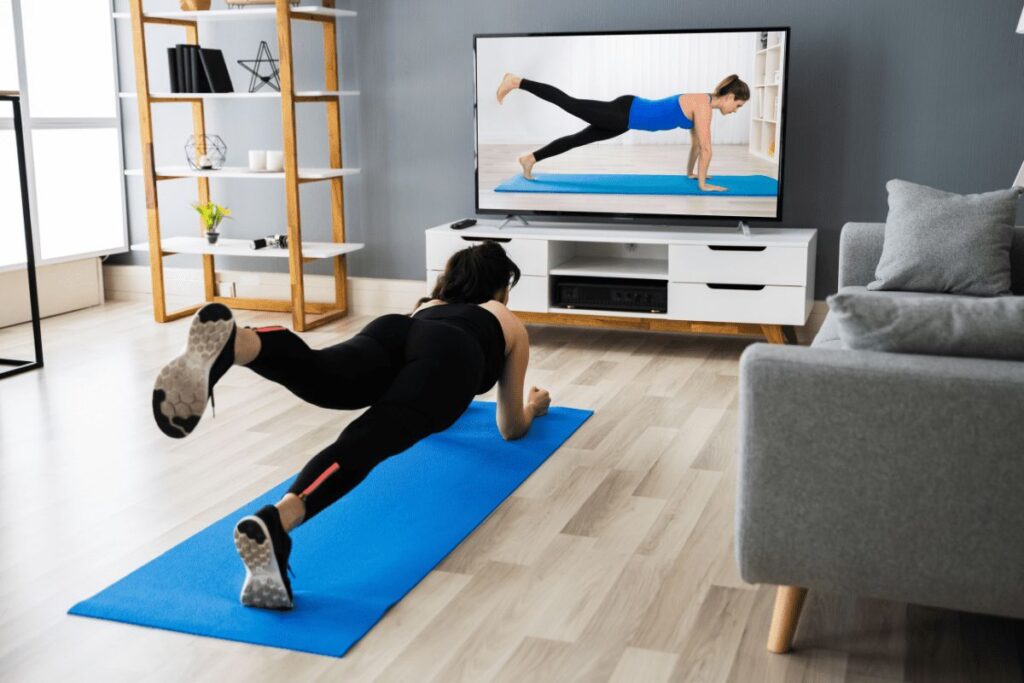 sport kifogások - nő otthon edz