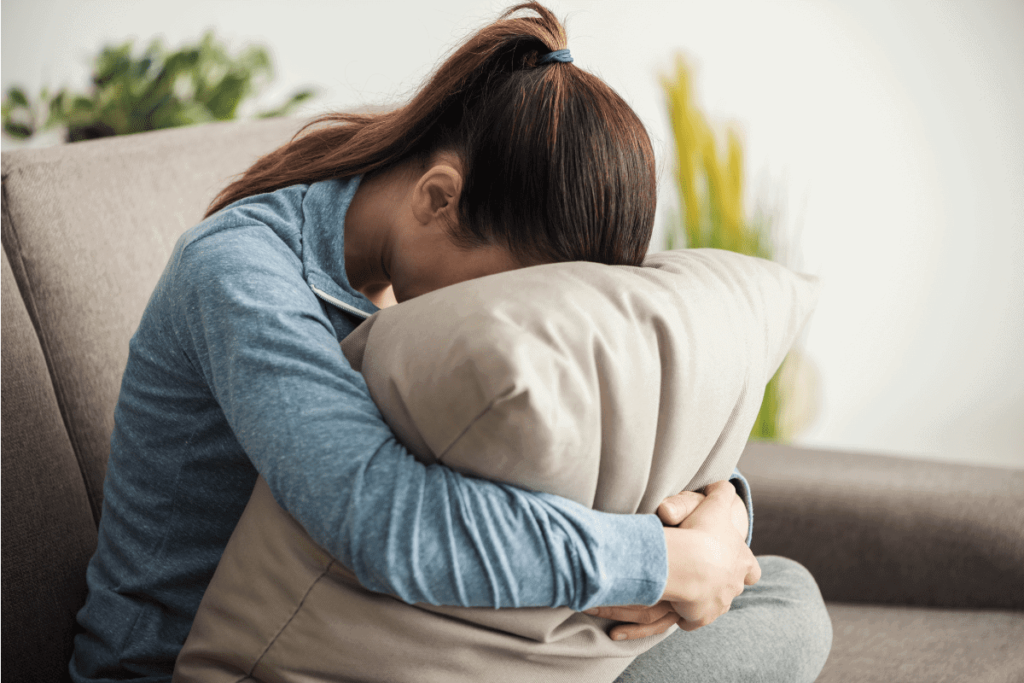 társas támasz - lány párnába hajtott fejjel