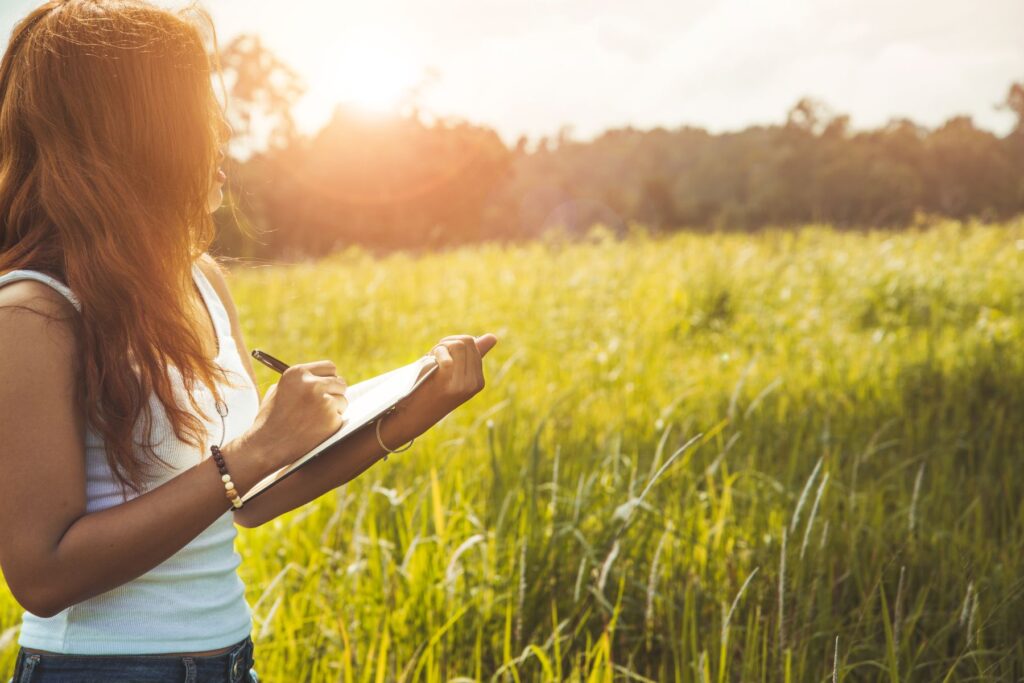 hálanapló - nő naplót ír a természetben