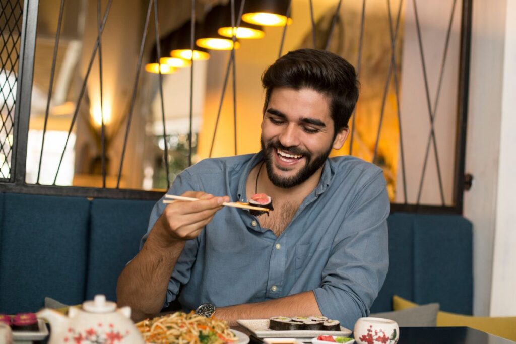 krónikus fájdalom - férfi eszik egy étteremben