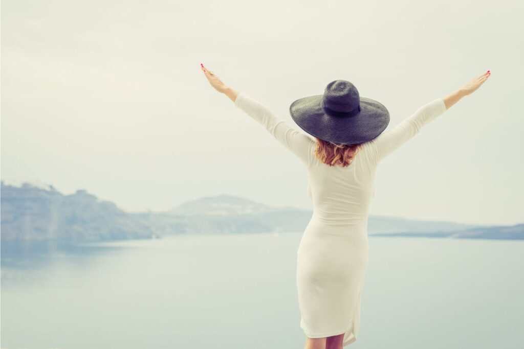 hib&aacute;z&aacute;s - nő h&aacute;ttal egy t&oacute; előtt