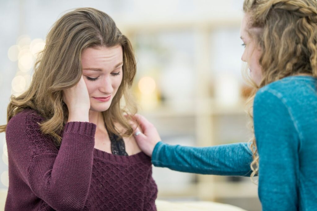 teljes&iacute;tm&eacute;nyszorong&aacute;s
nő vigasztalja a bar&aacute;tnőj&eacute;t