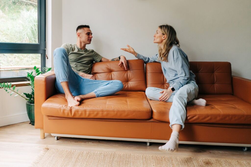 Egy pár egy kanapén ülve veszekszik. - Mihalec Gábor párkapcsolat interjú