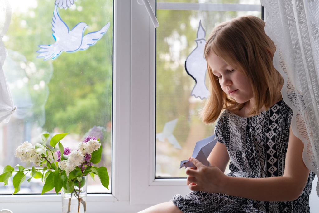 Stekler Tamás önszeretet interjú - kislány az ablakban