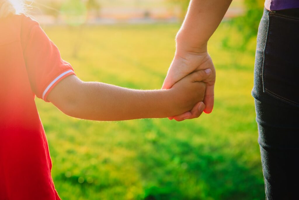A szüleinkkel vagy más fontos személyekkel megtapasztalt gyerekkori kapcsolati
dinamikák felnőttkorunkban más emberekkel ismét megjelenhetnek.