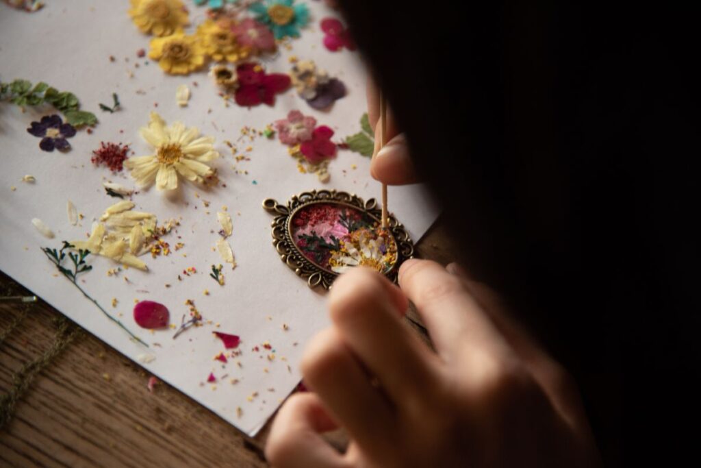 sisu préselt virágokból medálkészítés