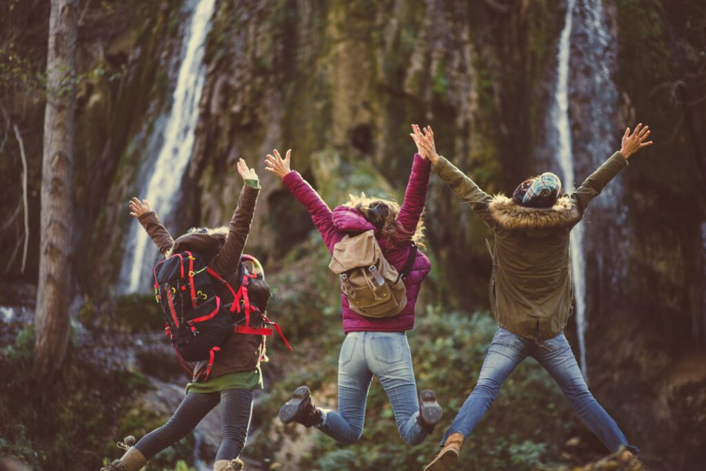 &eacute;letszeretet - h&aacute;rom fiatal t&uacute;r&aacute;z&oacute; felugrik a levegőbe