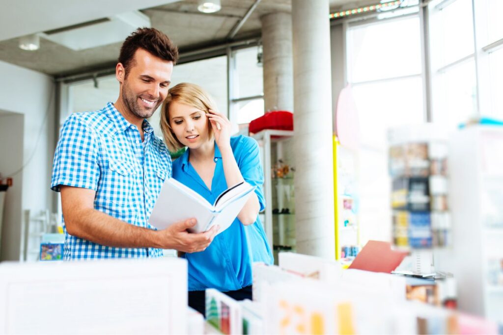 kreatív randitippek - egy pár olvas egy könyvesboltban