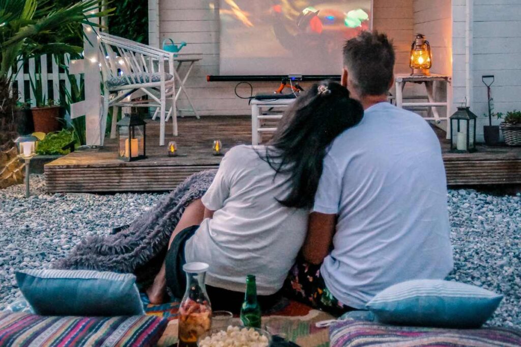 szeretetkert - pár kertben mozizik